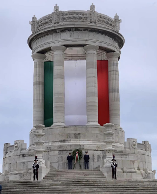 Ad Ancona mega-tricolore al Monumento ai Caduti per il 2 giugno